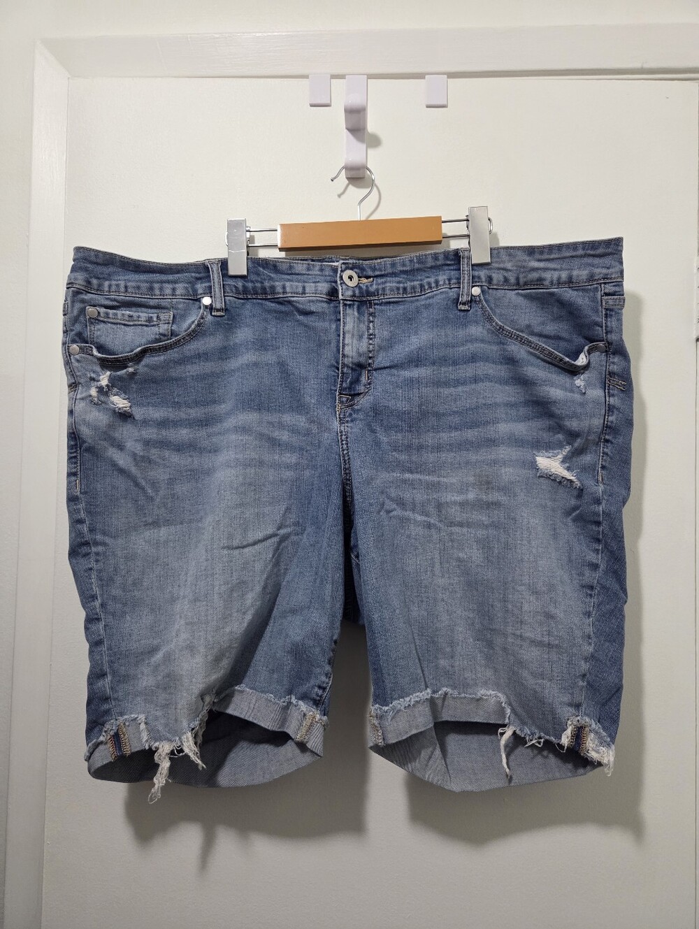 torrid High Waist Medium Wash Destressed Jean Shorts US 26
